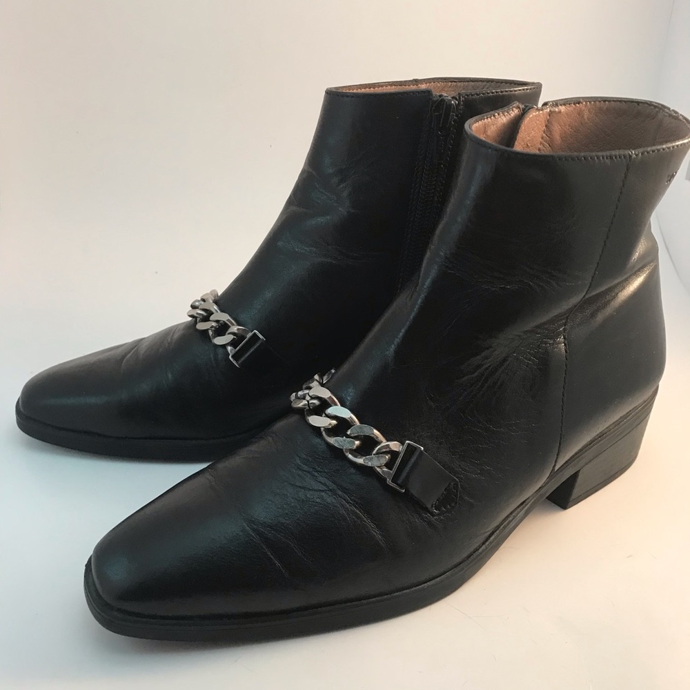 Wonders Luxury Leather Boot with Chain Details